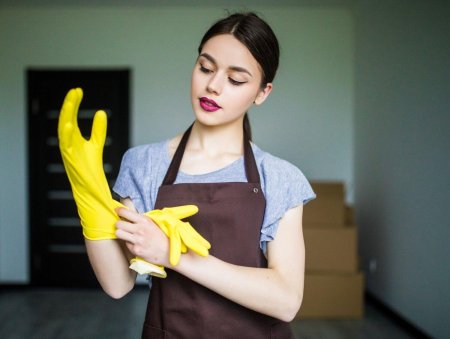 Молодая уборщица