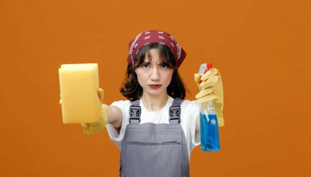 Женщины в резиновых перчатках