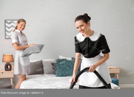 Горничная с пылесосом