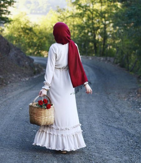 Мусульманки в платках со спины