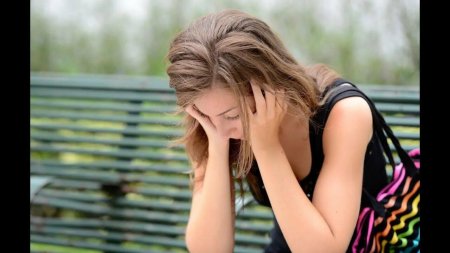 Расстроенная девушка