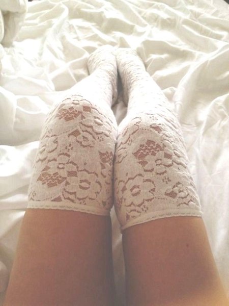 Ножки в белых чулочках
