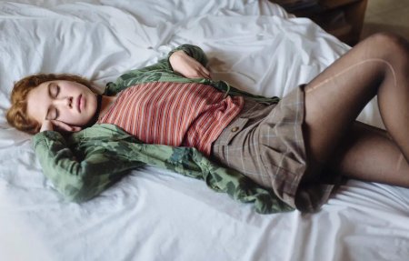 Девушка подросток лежит