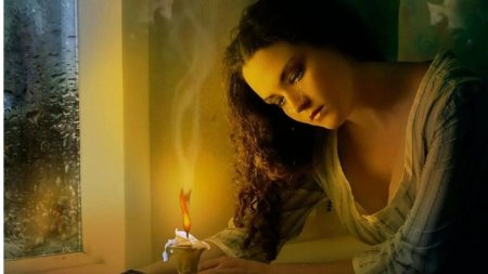 Девушка со свечой у окна