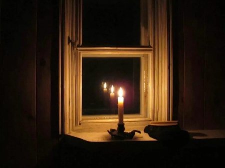 Темная комната со свечами