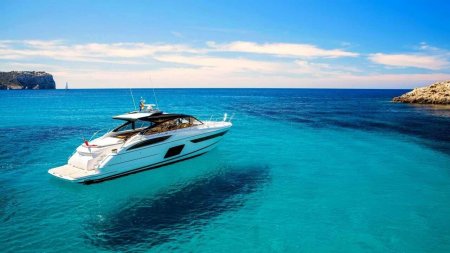 Яхта в море