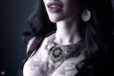 Девушка с пентаграммой