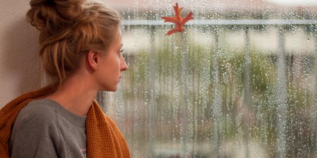 Девушка за окном дождь