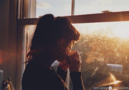 Девушка у окна