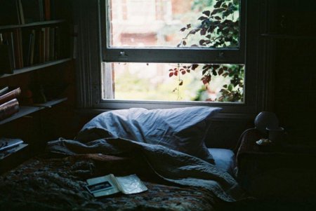 Кровать у окна