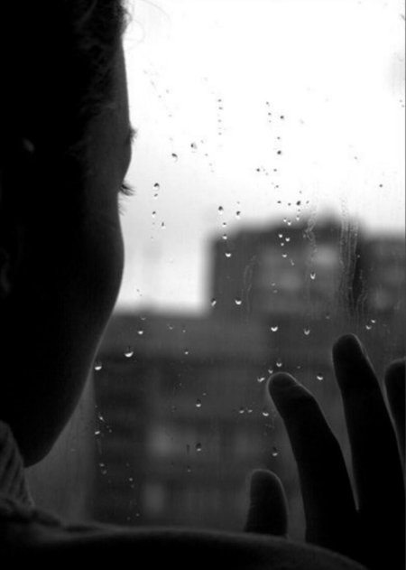 Девушка у дождливого окна