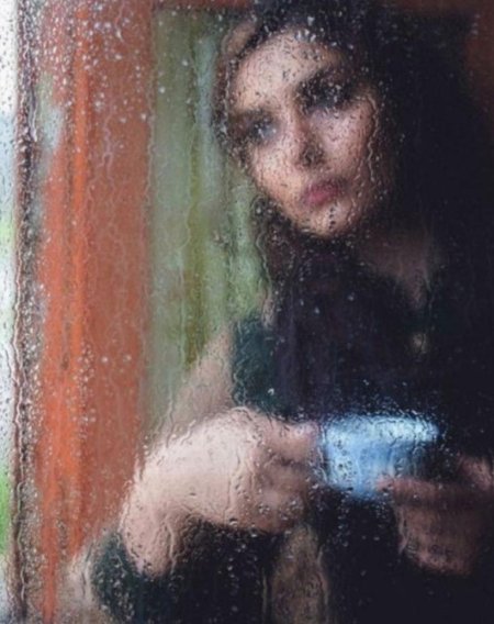 Девушка у окна дождь