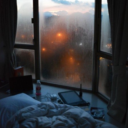 Ночное окно в комнате