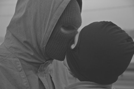 Парень и девушка в масках