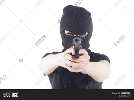 Девушки в черных балаклавах