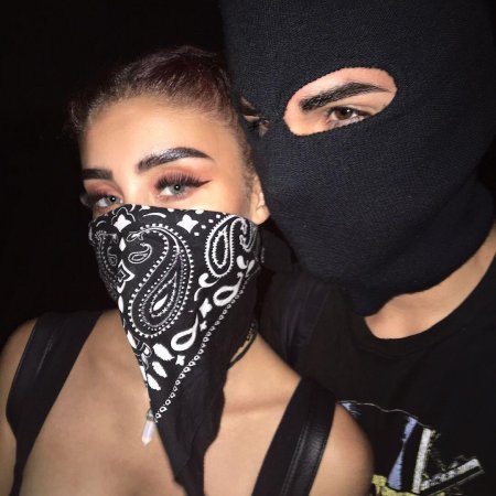 Парень и девушка в масках