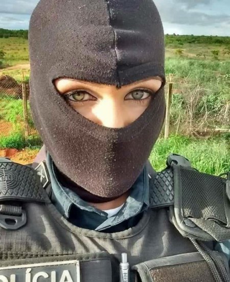 Девушка в Балаклаве