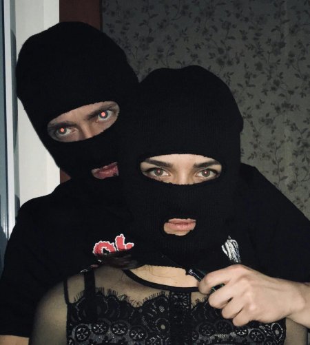 Парень и девушка в балаклавах