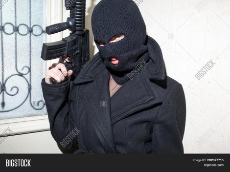 Девушка в маске с автоматом