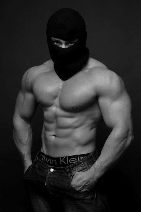 Накаченный мужчина в маске