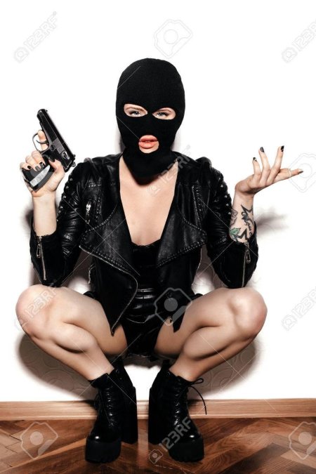 Девушка в Балаклаве