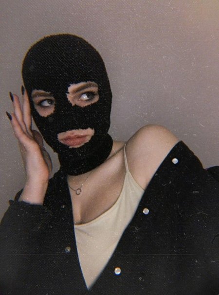 Девушка в Балаклаве