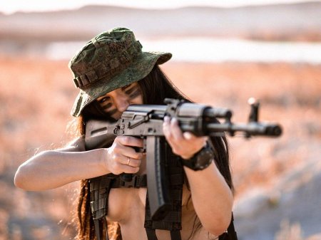 Девушка с Калашниковым