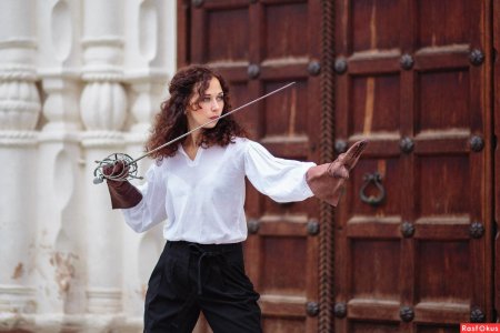 Девушка со шпагой