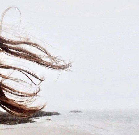 Девушка с развевающимися волосами