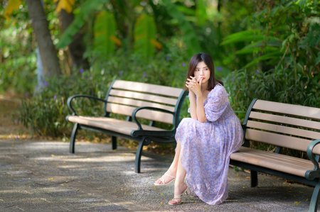 Девушка в платье сидит