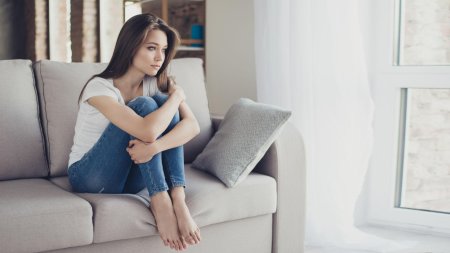 Девушка сидит на диване