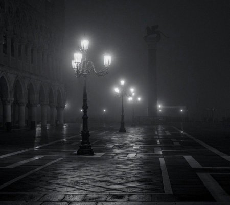 Темная улица с фонарями