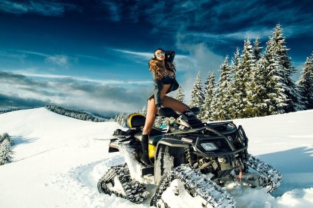 Девушка на снегоходе