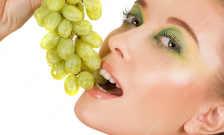 Девушка с виноградом