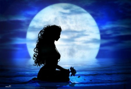 Женский силуэт на фоне Луны