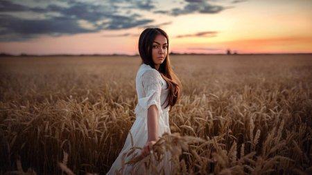 Девушка в пшеничном поле