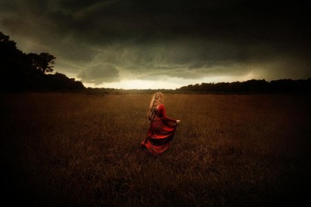 Девушка в поле