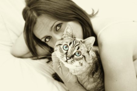 Девушка с котом