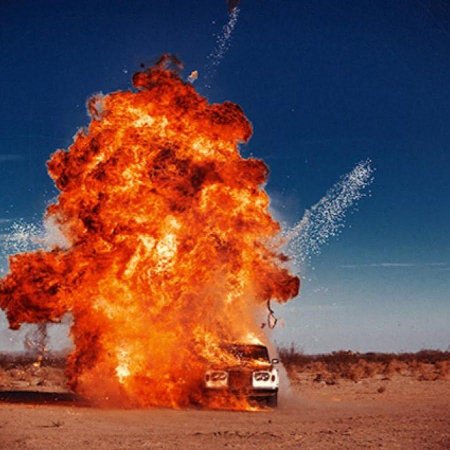 Взрыв машины на заднем фоне