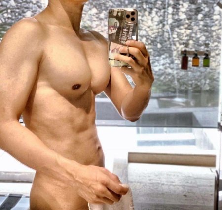 Пейтон с голым торсом