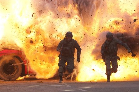 Солдаты бегут от взрыва