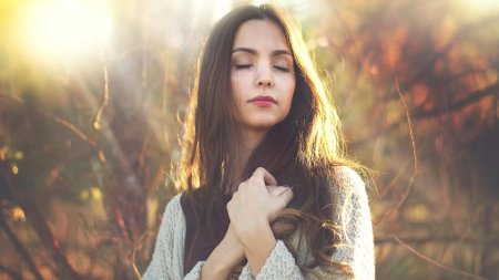 Девушка с закрытыми глазами