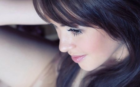 Брюнетка с челкой