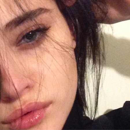 Красивая девушка плачет