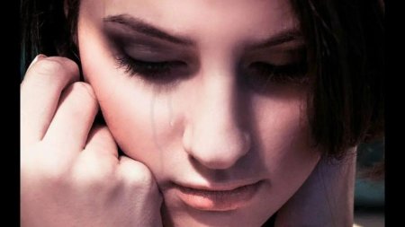 Плачущая девушка