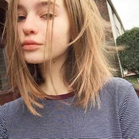 Девушка с русыми волосами и карк