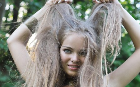 Девушка с распущенными волосами