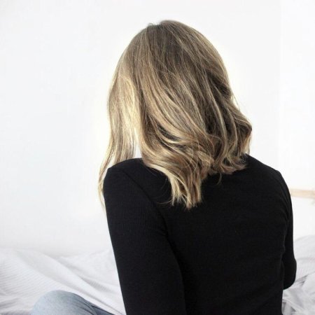 Девушка с короткими русыми волосами