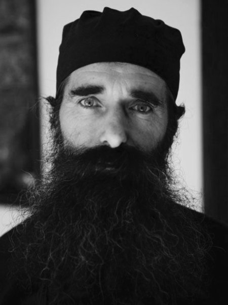 Священник с длинными волосами