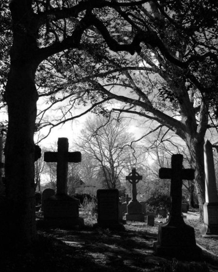Мрачное кладбище